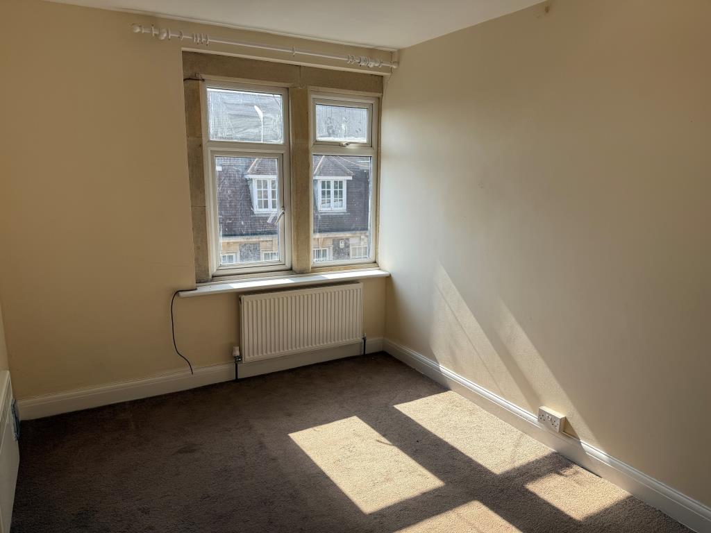 Lot: 96 - FREEHOLD VACANT SHOP AND MAISONETTE IN NEED OF REFURBISHMENT AND REPAIR -